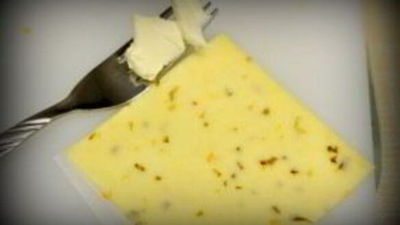 ШАГ 3. омлет с хлебом и сыром