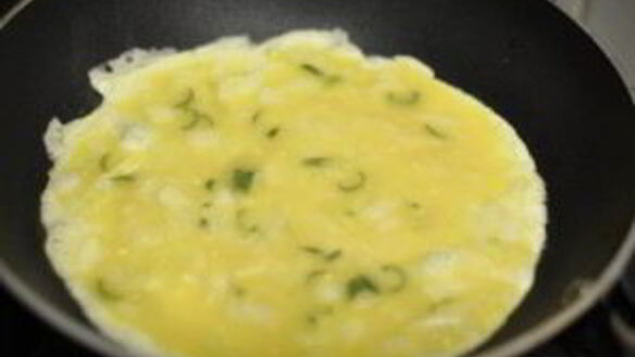 ШАГ 4. омлет с хлебом и сыром