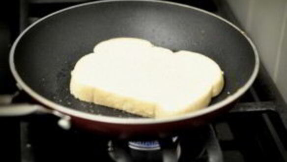 ШАГ 6. омлет с хлебом и сыром