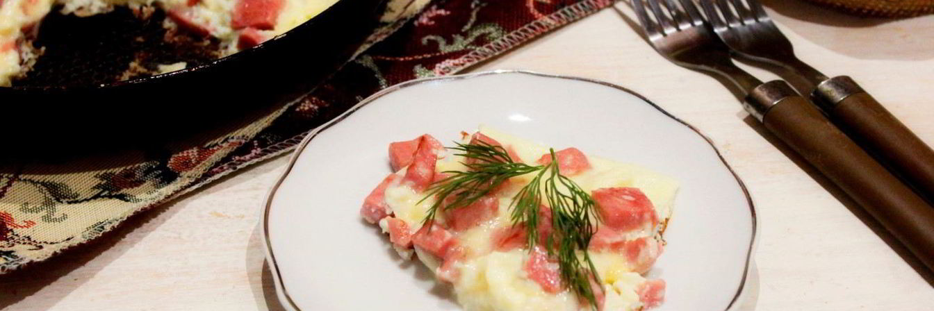 Омлет с колбасой на сковороде