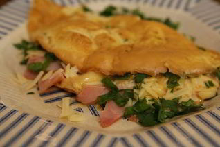 Омлет с копченой ветчиной, сыром и свежей зеленью