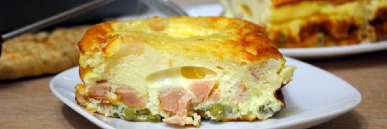 Омлет с копченым мясом и зеленым горошком