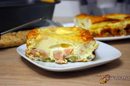 Омлет с копченым мясом и зеленым горошком