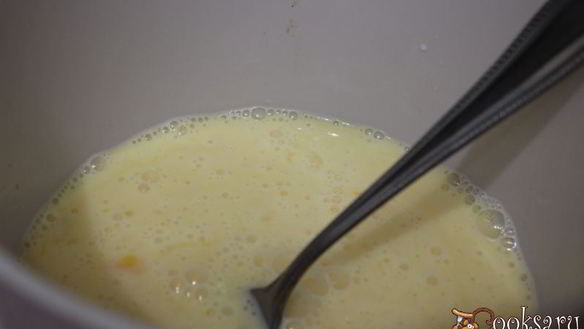 ШАГ 2. омлет с копченым мясом и зеленым горошком