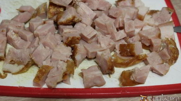 ШАГ 3. омлет с копченым мясом и зеленым горошком