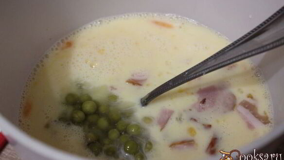 ШАГ 4. омлет с копченым мясом и зеленым горошком