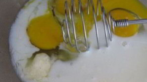 ШАГ 2. омлет с крабовыми палочками