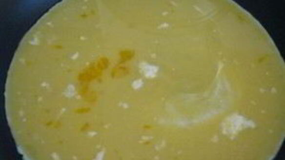 ШАГ 3. омлет с крабовыми палочками