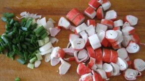 ШАГ 4. омлет с крабовыми палочками