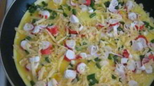 ШАГ 6. омлет с крабовыми палочками