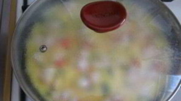 ШАГ 7. омлет с крабовыми палочками