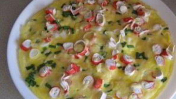 ШАГ 8. омлет с крабовыми палочками