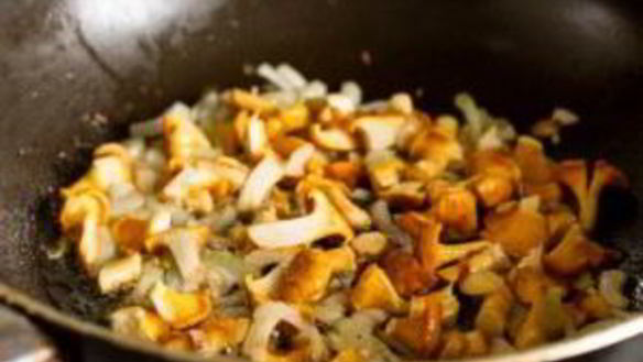 ШАГ 5. омлет с лисичками