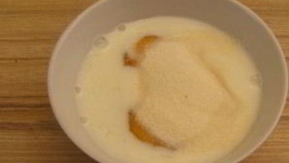 ШАГ 2. омлет с манкой и молоком