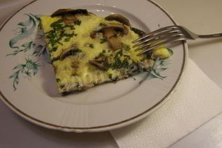 Омлет с маринованными грибами и зеленью