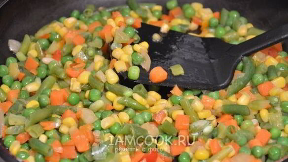 ШАГ 3. омлет с мексиканской овощной смесью