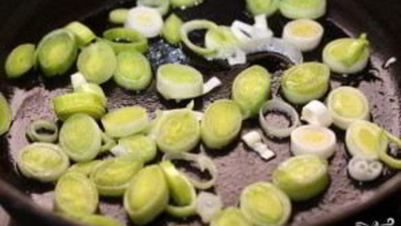 ШАГ 3. омлет с опятами