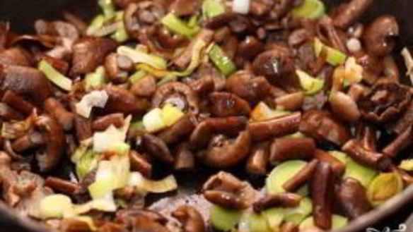 ШАГ 4. омлет с опятами