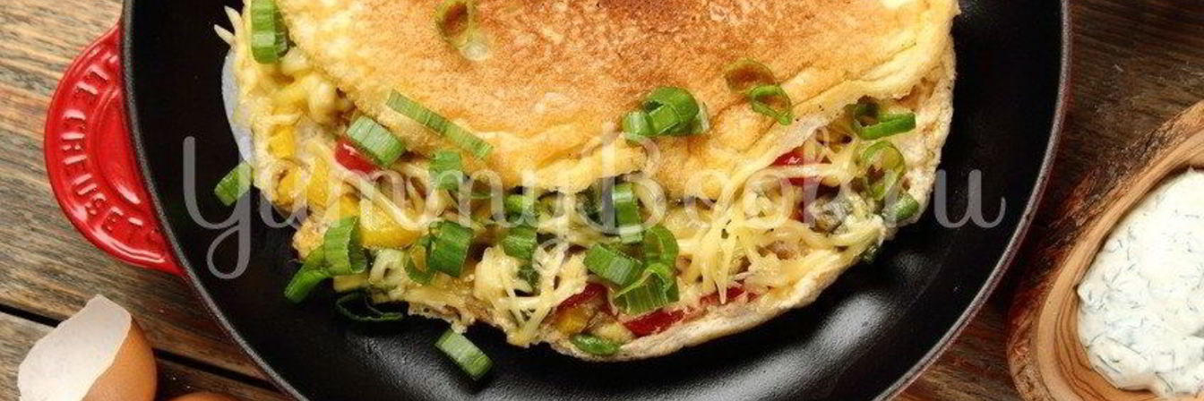 Омлет с овощами и соусом
