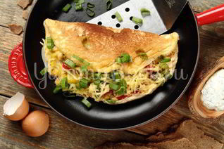 Омлет с овощами и соусом