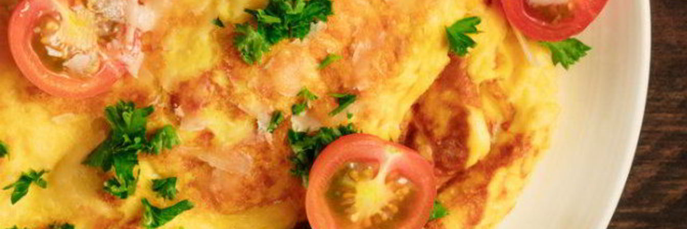 Омлет с помидорами и сыром