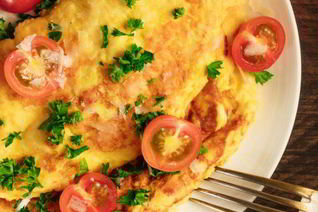 Омлет с помидорами и сыром