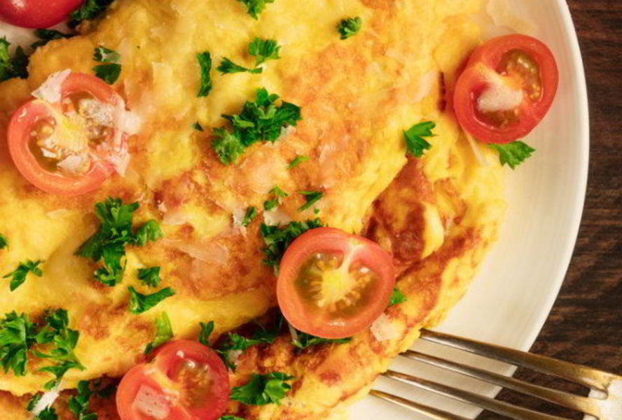 Омлет с помидорами и сыром