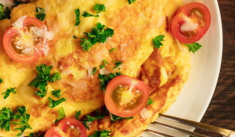 Рецепт омлет с помидорами и сыром