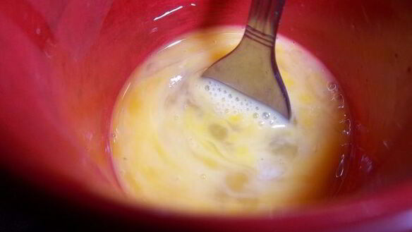 ШАГ 2. омлет с помидорами на гренках