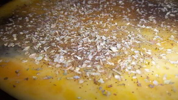 ШАГ 3. омлет с помидорами на гренках