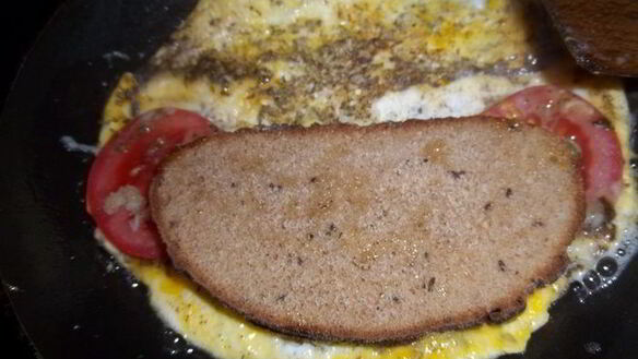 ШАГ 4. омлет с помидорами на гренках