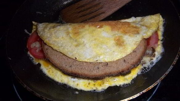 ШАГ 5. омлет с помидорами на гренках