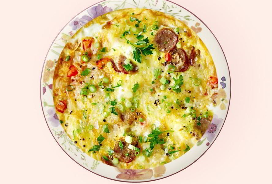 Омлет с сосисками и зеленью