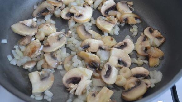 ШАГ 2. омлет с сыром и грибами