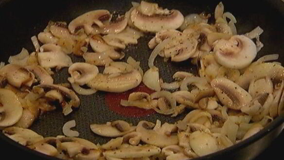 ШАГ 3. омлет с ветчиной и шампиньонами