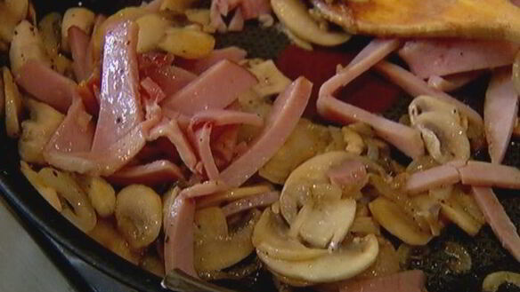 ШАГ 4. омлет с ветчиной и шампиньонами