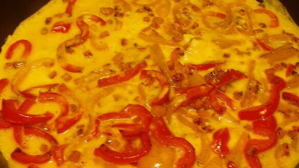 ШАГ 3. омлет с ветчиной и сладким перцем