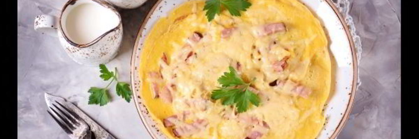 Омлет с ветчиной и сыром на сковороде