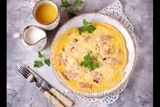 Омлет с ветчиной и сыром на сковороде