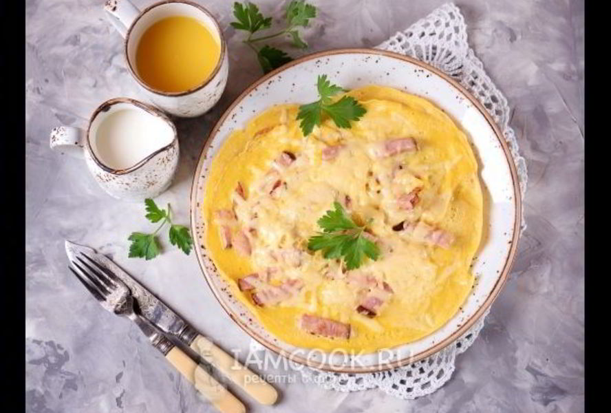 Омлет с ветчиной и сыром на сковороде