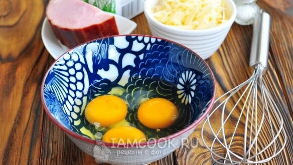 ШАГ 3. омлет с ветчиной и сыром на сковороде