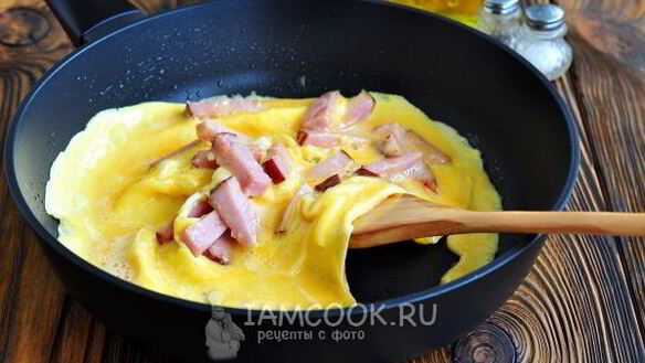 ШАГ 6. омлет с ветчиной и сыром на сковороде
