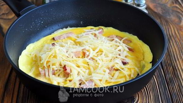 ШАГ 7. омлет с ветчиной и сыром на сковороде