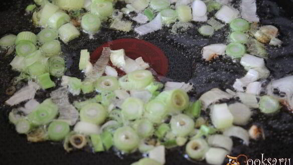 ШАГ 2. омлет с ветчиной и зеленым луком