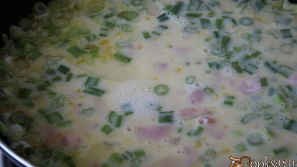 ШАГ 5. омлет с ветчиной и зеленым луком