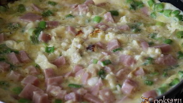 ШАГ 6. омлет с ветчиной и зеленым луком