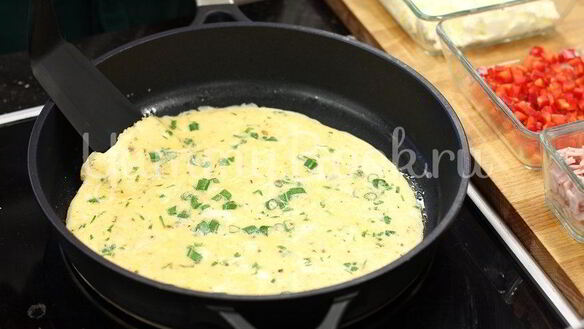 ШАГ 2. омлет с ветчиной и зеленью