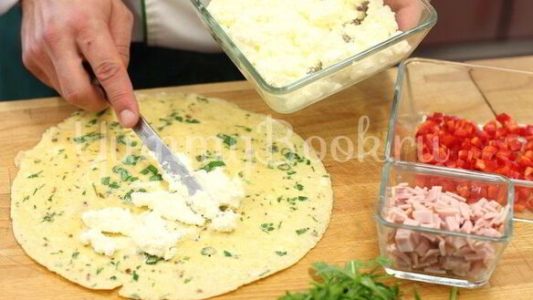 ШАГ 3. омлет с ветчиной и зеленью