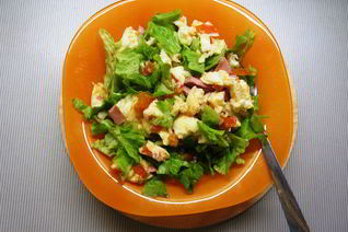 Омлет с ветчиной, помидорами и салатом айсберг