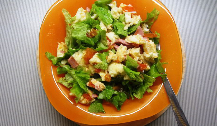 Рецепт омлет с ветчиной, помидорами и салатом айсберг